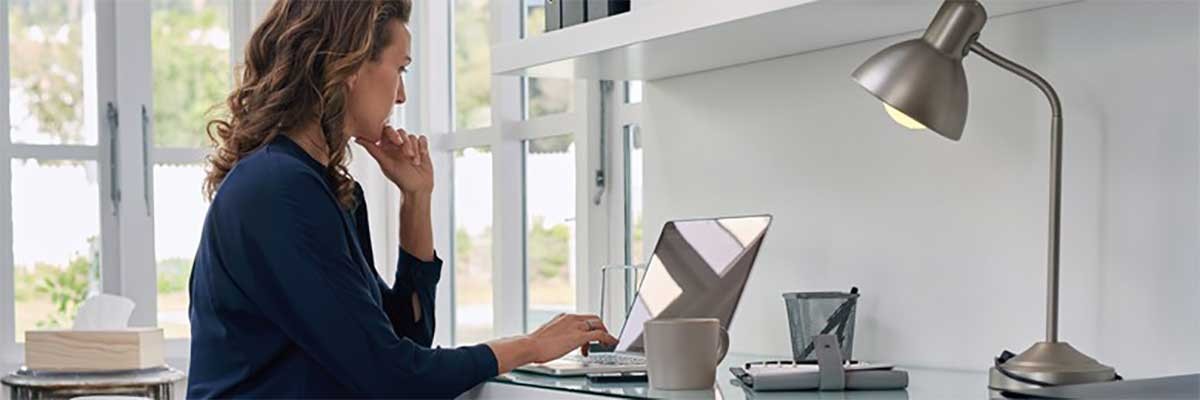 Een zakenvrouw werkt vanuit huis