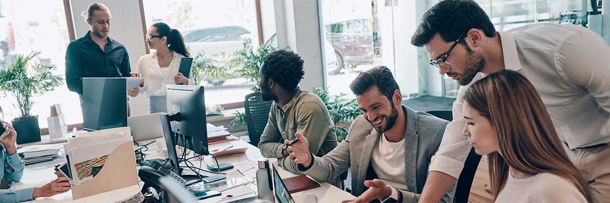 Een team jonge medewerkers adopteert van de nieuwe manier van werken