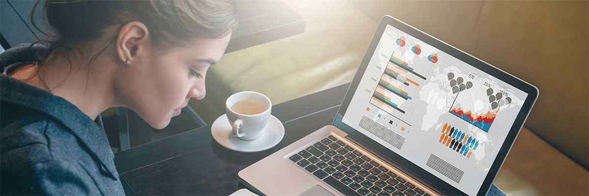 Een jonge vrouw gebruikt Microsoft Teams Apps op haar laptop