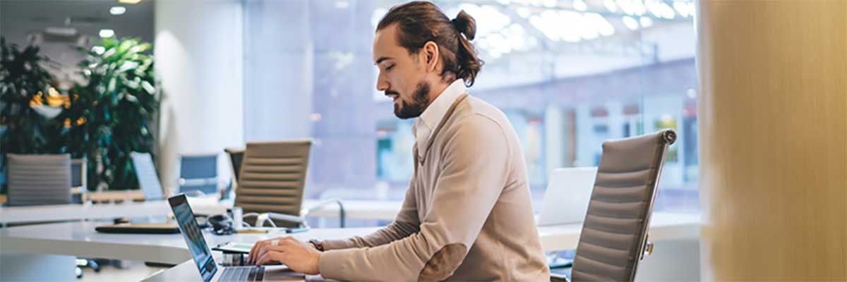 Een mannelijke Srvice Provider meldt zich aan voor VMware Partner Connect