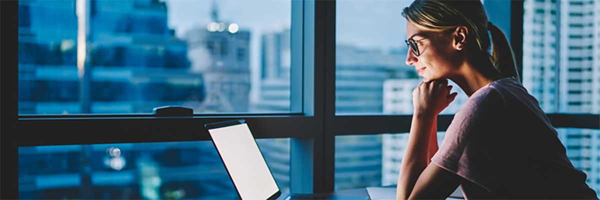 Vaak voorkomende misvattingen over Azure cloud Een zakenvrouw leest over Microsoft Azure op haar laptop