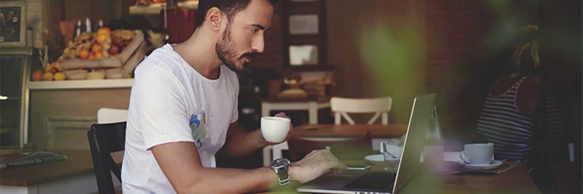 Een werknemer gebruikt MDM-management op zijn laptop