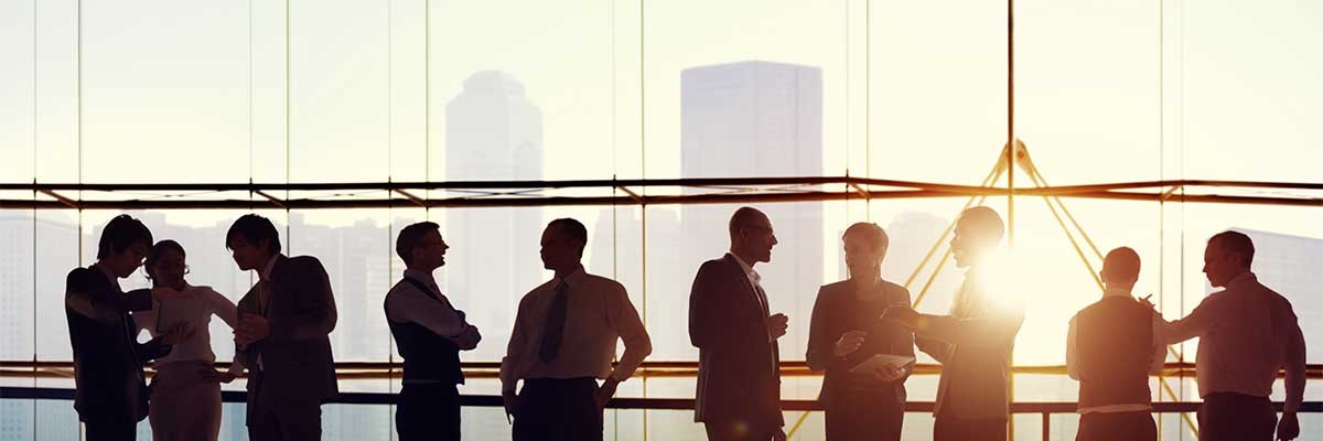 Zakenmensen bespreken hoe Windows Virtual Desktop de DaaS-markt verandert