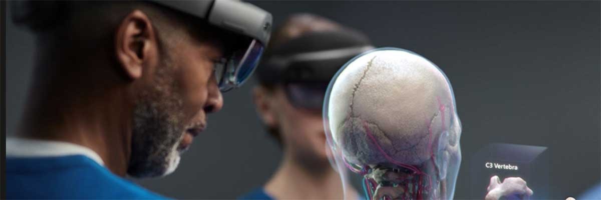 Een arts werkt met de Microsoft Hololens 2