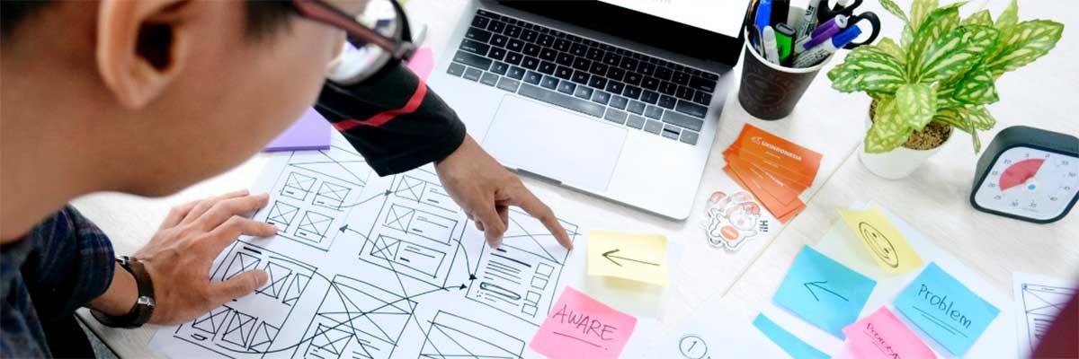 Een IT-specialist werkt aan een back-up voor data in Office 365