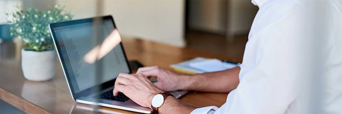 Een werknemer werkt op zijn laptop met Office 365