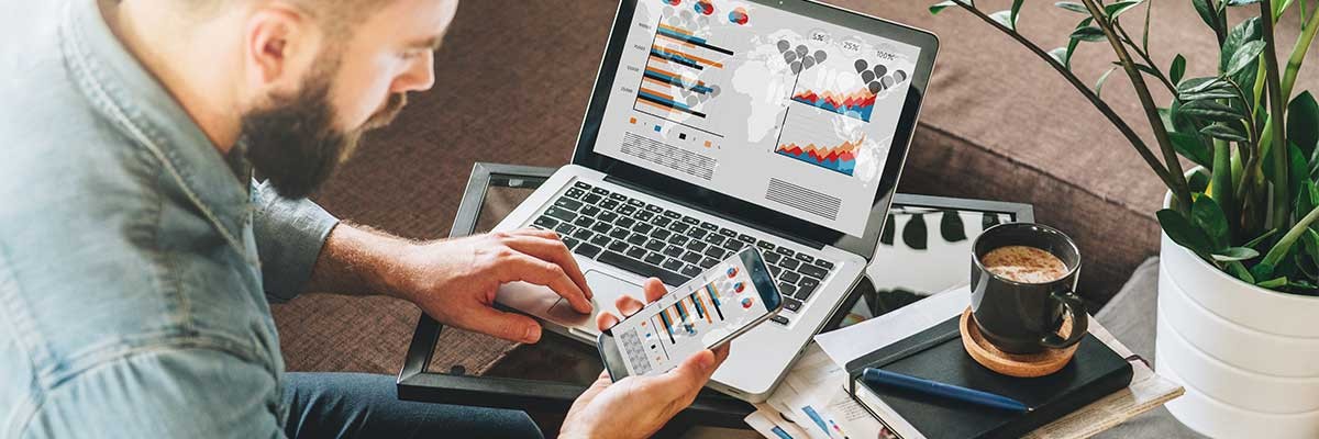 Een man gebruikt Drielaagse IT-beveiliging op zijn devices