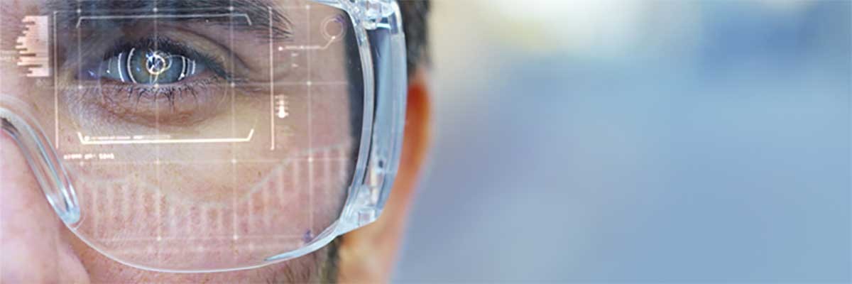 Een man draagt een Augmented Reality bril