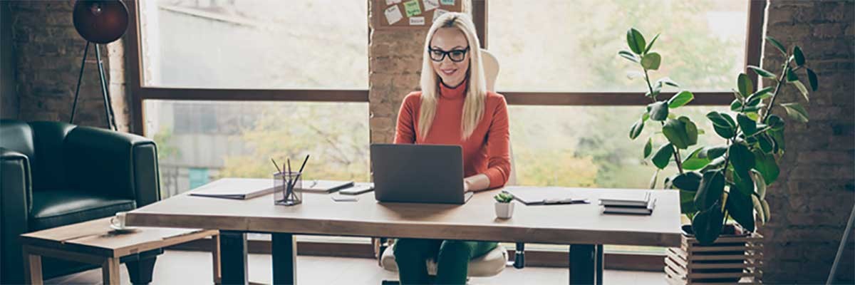 Een jonge vrouw werkt met VMware Horizon Cloud