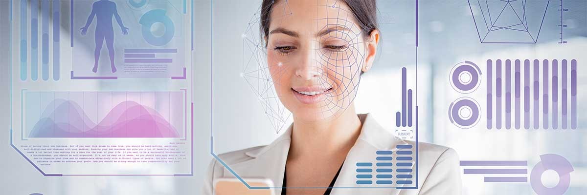 Een vrouw browsed op haar smartphone