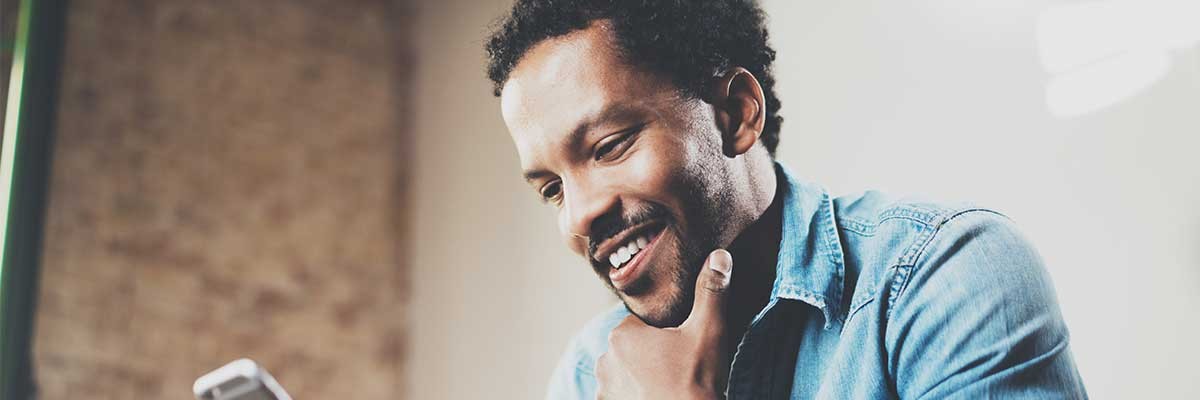 Een service provider bekijkt info over de Prijsstijging RDS in SPLA op zijn smartphone