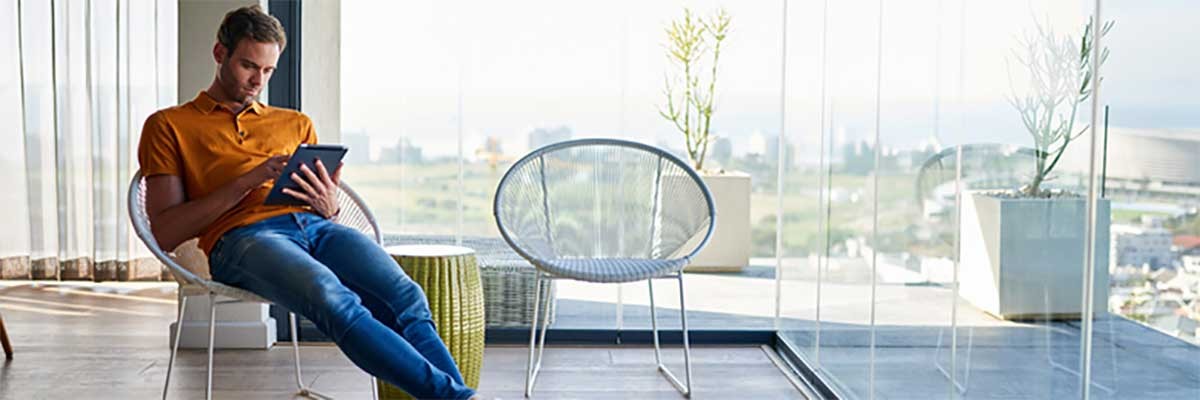 Een man werkt vanuit huis met Office 365