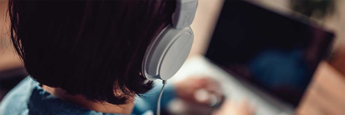 Een man werkt vanuit huis met een koptelefoon op