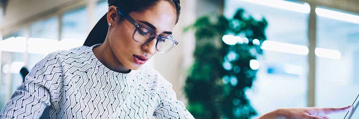 Een vrouw bestudeert de verschillen tussen AWS en Azure op haar laptop
