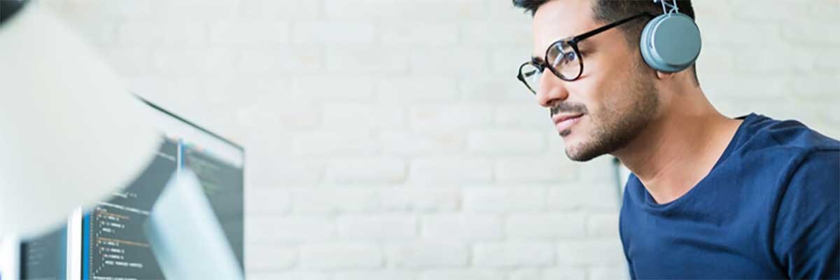 Een Softwareontwikkelaar werkt vanuit huis