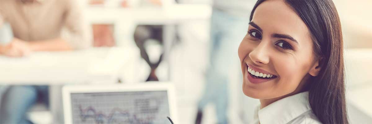 Een jonge zakenvrouw werkt met Office 365