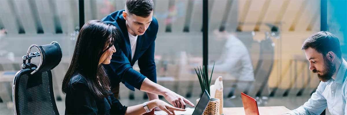 Werknemers lezen de gids voor Office 365 Enterprise E3