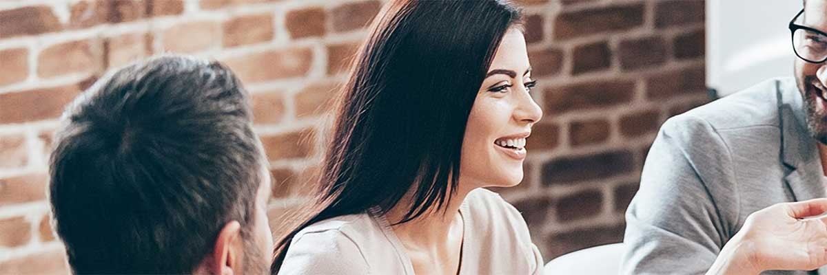 Werknemers lezen de gids voor Office 365 Enterprise E5