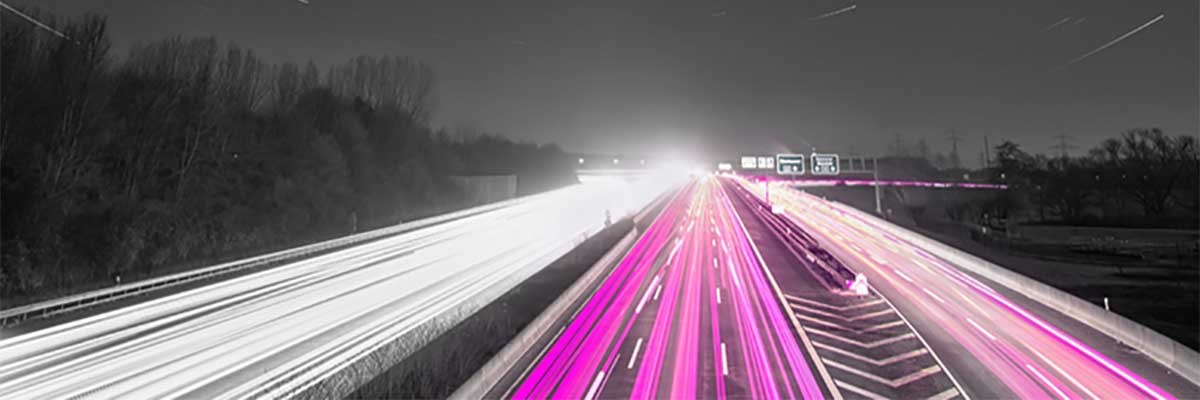 Een snelweg met paarse gloed