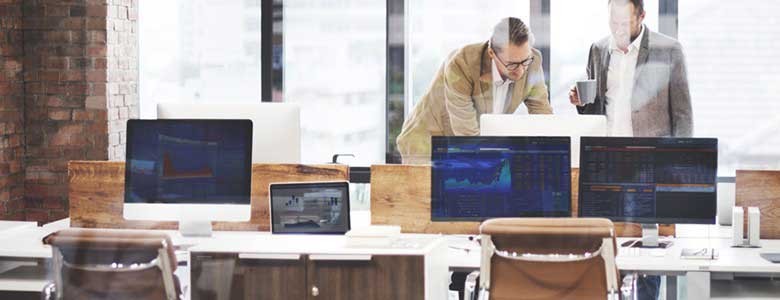 De compliance functies van Microsoft Teams Twee mannen op een kantoor