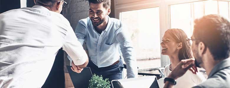 Twee collega's schudden elkaar de hand