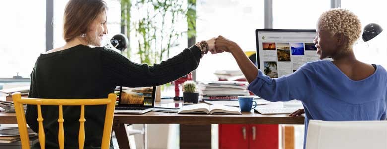 Twee vrouwen geven elkaar een boks