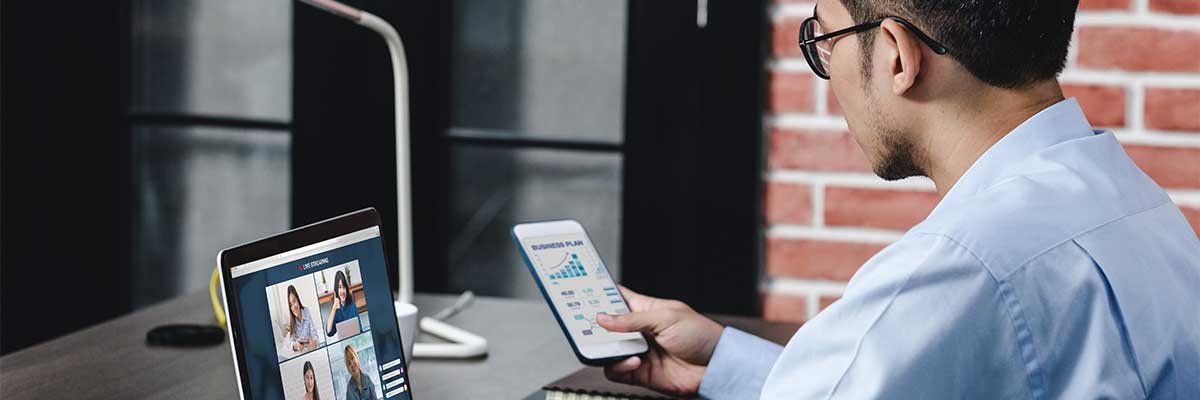 Een man vergadert met Microsoft Teams