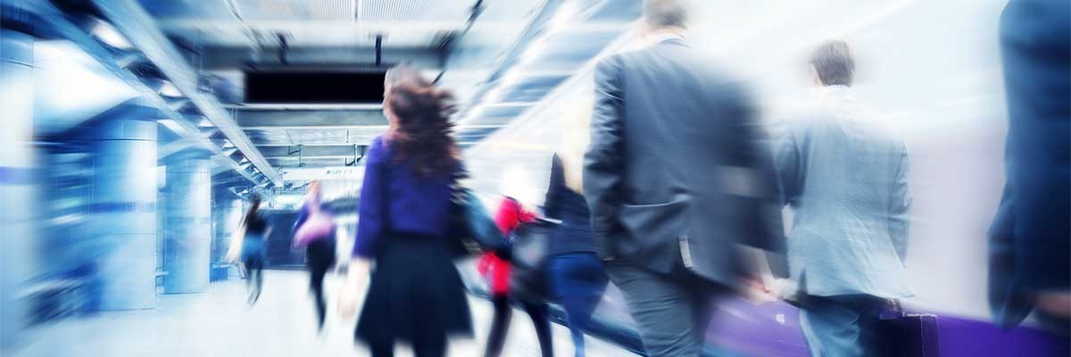 Forensen nemen de metro