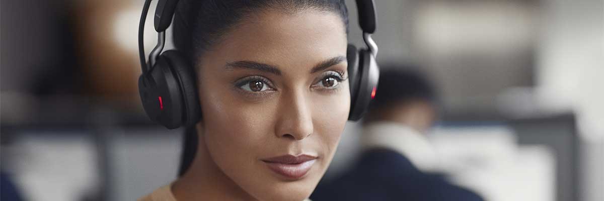 Een vouw werkt met een Jabra Evolve2 65 headset