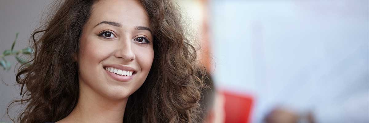 Een vrouwlijke Insight Teammate lacht naar de camera