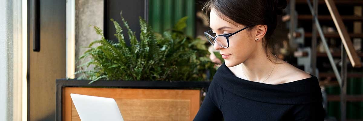 Een vrouw leest over Insight WVD accreditatie