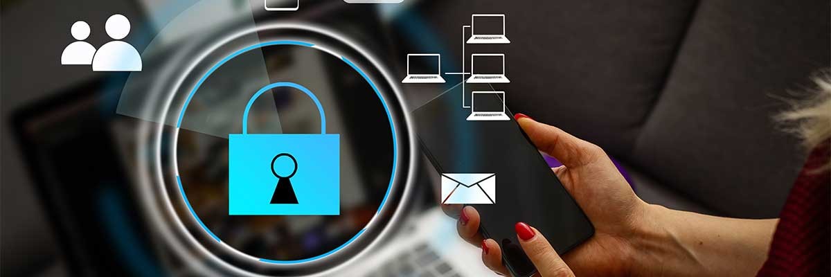 Een vrouw contoleert de cyberbeveiliging van haar smartphone