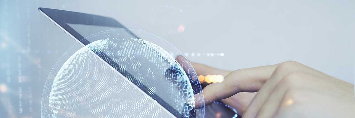 Een hand bedient een tablet