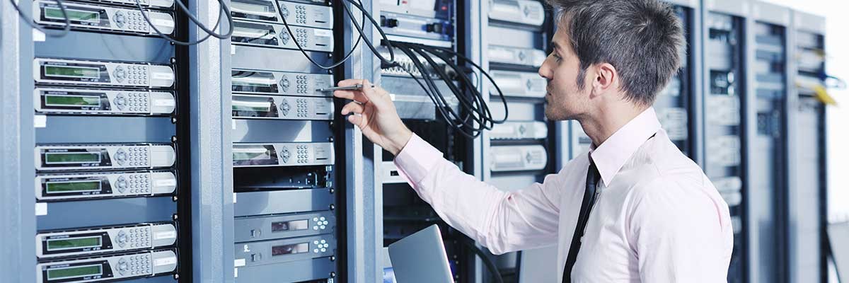 Een jonge techneut werkt in een datacenter