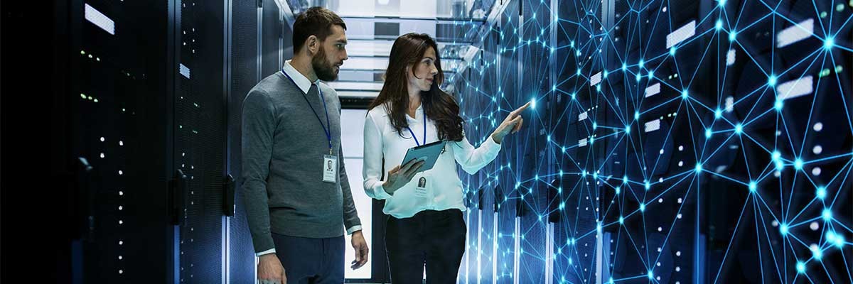 Beheer uw systemen met cloudbeheer van VMware Een vrouwelijke en mannelijke IT-specialist werken met VMware