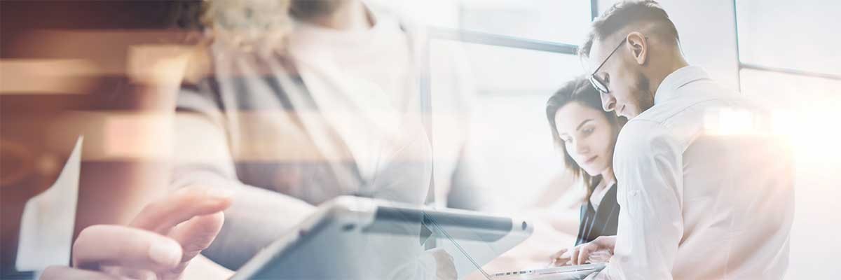 Twee collega's bekijken het Citrix Service Provider Center of Excellence