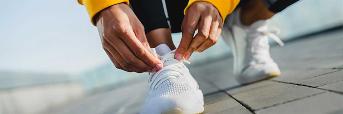 Een hardloper strikt zijn veters