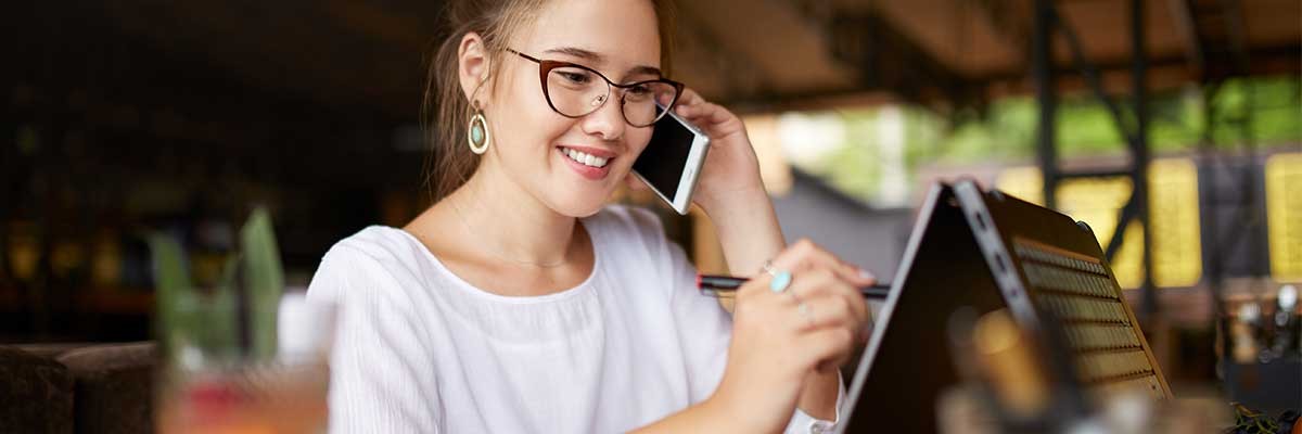 Een vrouw werkt met Citrix virtualisatie op haar 2-in-1 laptop