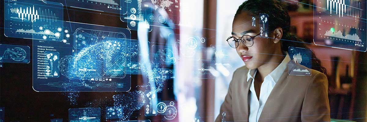 Prestaties verbeteren met VMware Cloud Een jonge vrouw werkt met VMware Cloud