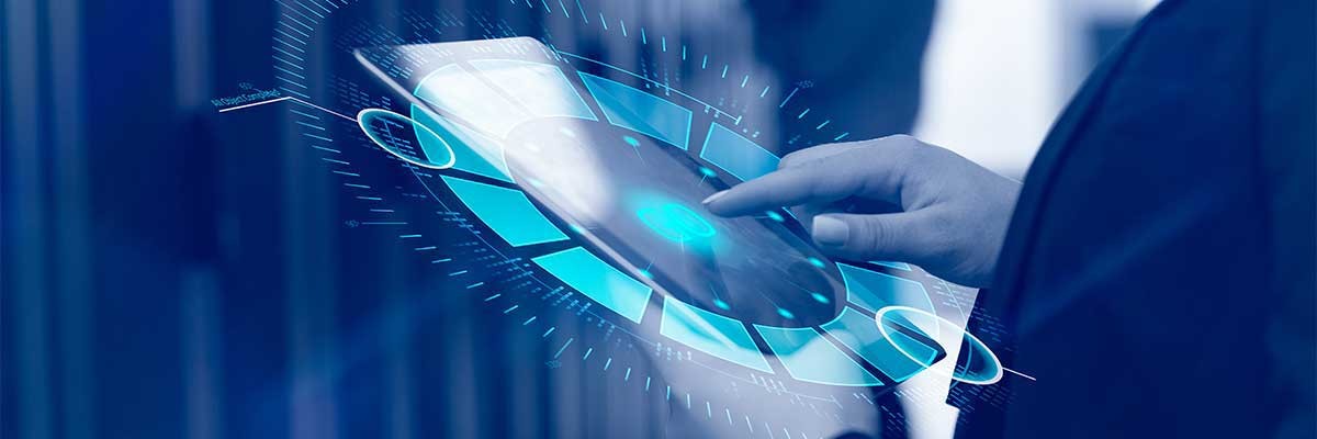 Een vrouwelijke engineer in een datacenter