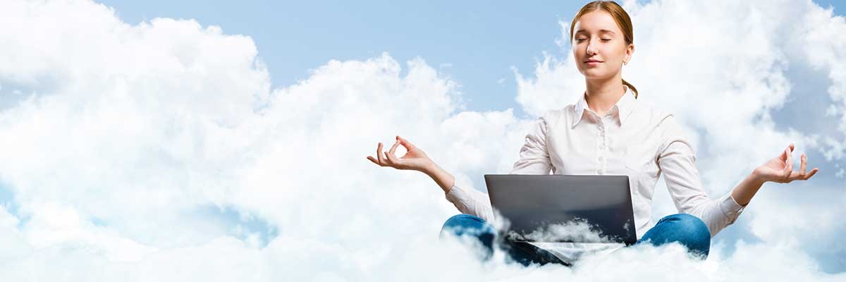 Een jonge vrouw omarmt cloud computing
