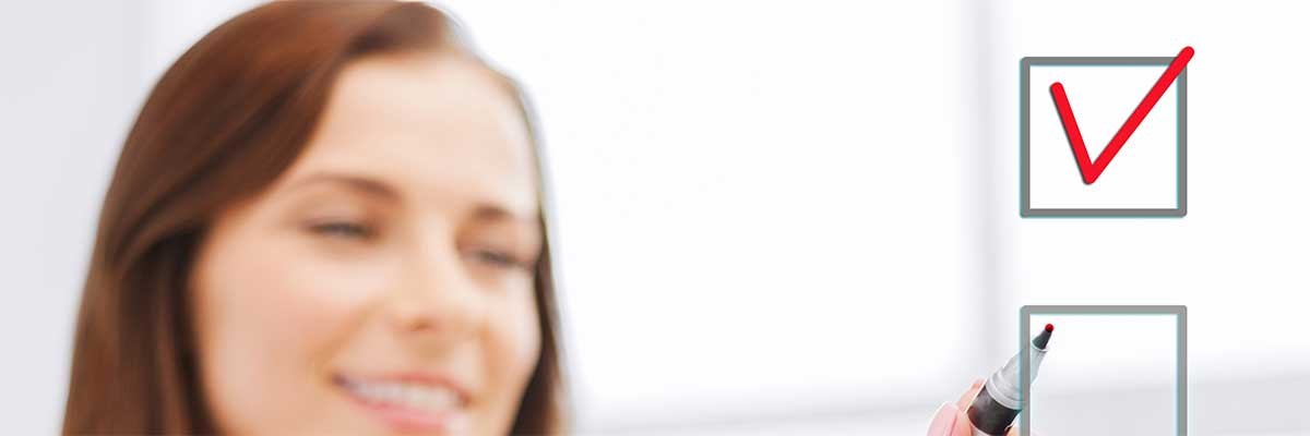 Een vrouw gebruikt de Barracuda Ransomware Protection Checklist