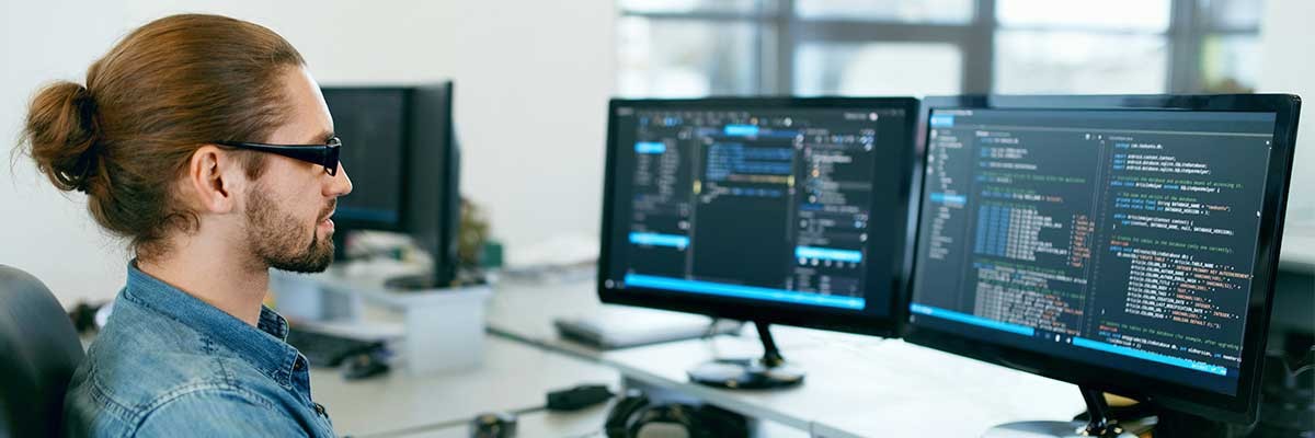 Een software-ontwikkelaar achter zijn bureau