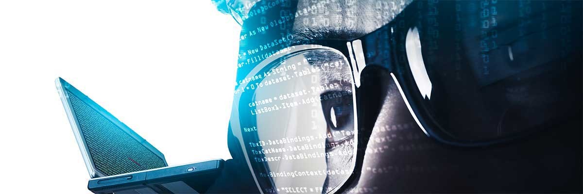 Een man met bril en een laptop