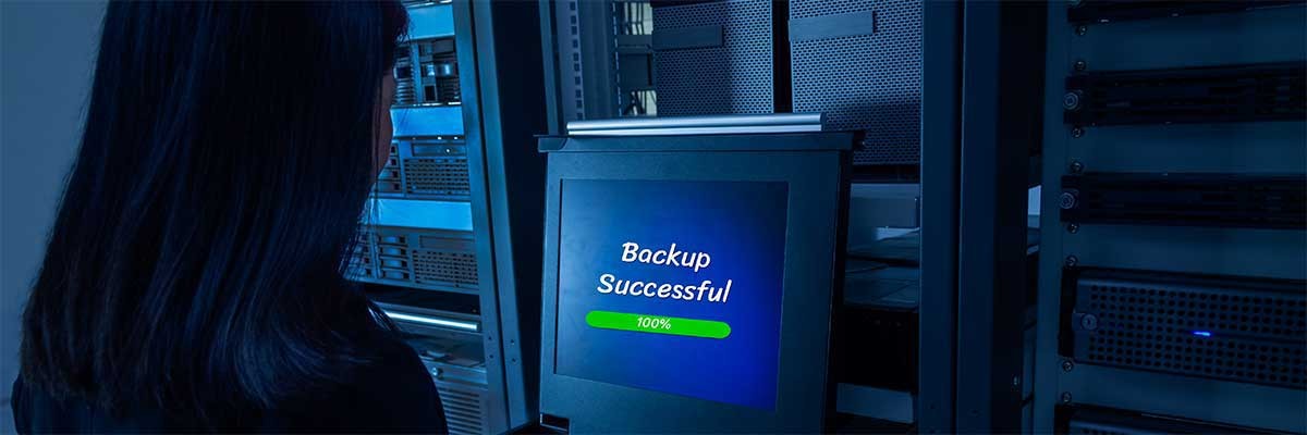 Een vrouwlijke engineer maakt met Veeam een back-up