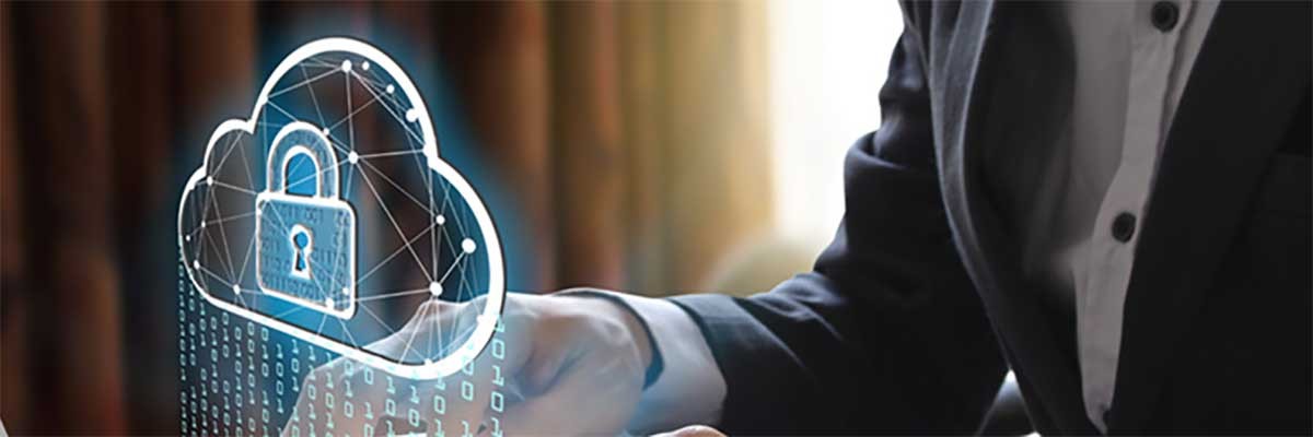 Een man werkt met cloudapplicaties op zijn laptop