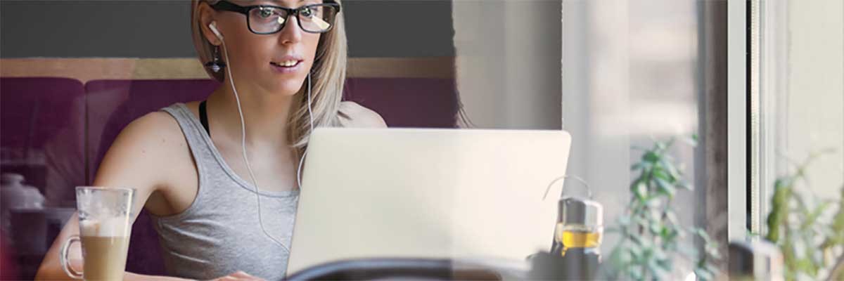 Een jonge vrouw leest een Insight artikel op haar laptop