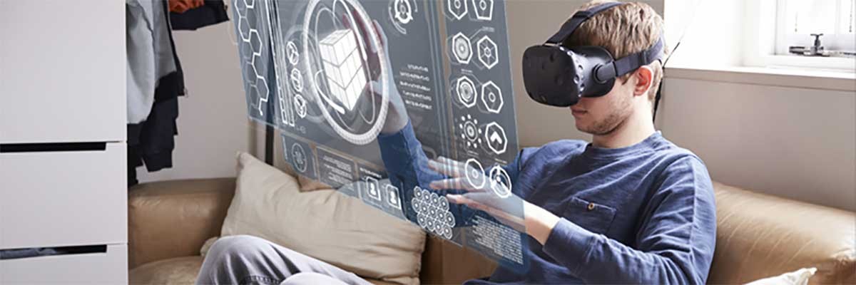 Een jonge werknemer met een mixed reality device