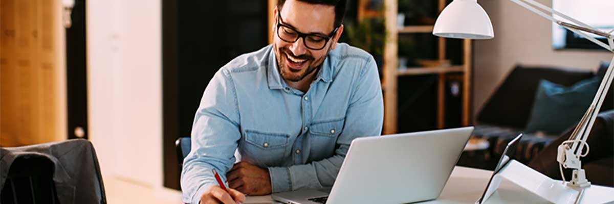 Een man leest een Insight blog over Citrix SASE