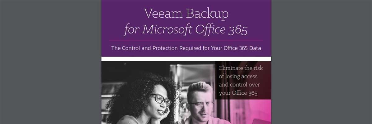 Een mannelijke en vrouwlijke colega achter een laptop